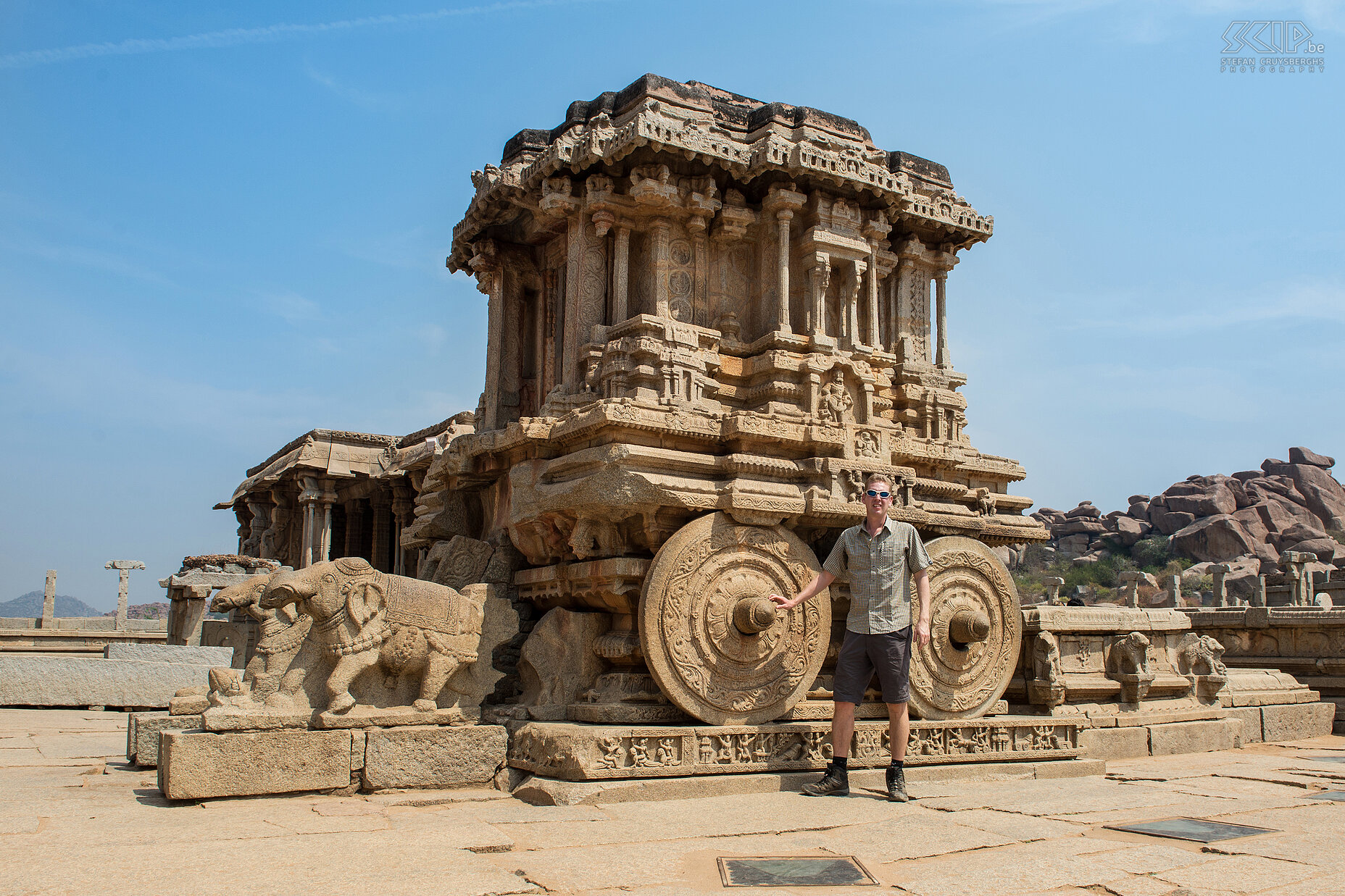 Hampi - Vittala tempel - Stefan In het centrum van de binnenplaats van de Vitalla tempel is er de 'Stenen strijdwagen' (Stone chariot), een van de meest iconische sculpturen in Hampi. Het lijkt op een monolithische structuur maar in werkelijkheid werd het gebouwd met meerdere reusachtige granieten blokken. Momenteel zijn er twee olifanten voor de strijdwagen geplaatst, maar oorspronkelijk stonden er twee paarden. Stefan Cruysberghs